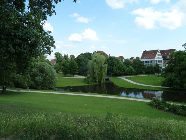 Weitläufiger Landschaftspark.