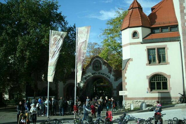 Eingang Zoo - hier wohnte mal "Die schielende Heidi"