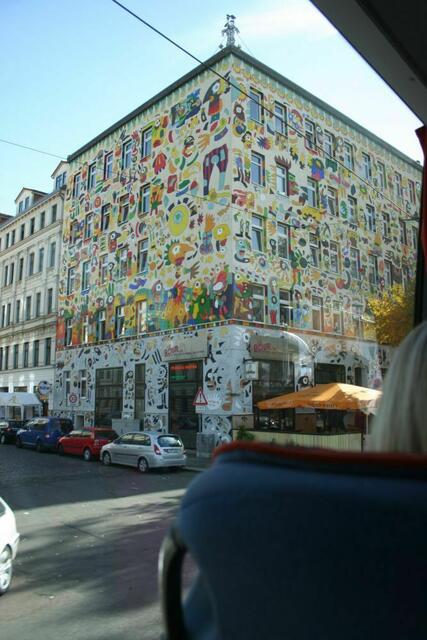 Fischer-Art-Haus. Comicartige Figuren bevölkern seine Fassaden.