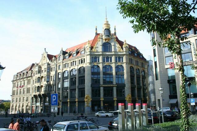 Ein goldverziertes Bank-Gebäude.