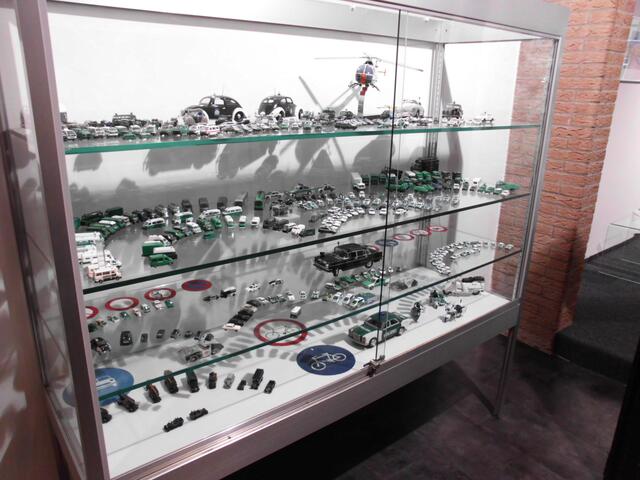 Schauvitrine mit Polizeifahrzeugen