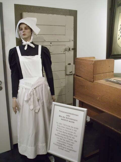 Ein Stück Emanzipation: was aussieht wie eine Küchenfee ist die Dienstkleidung der ersten Polizeihelferin