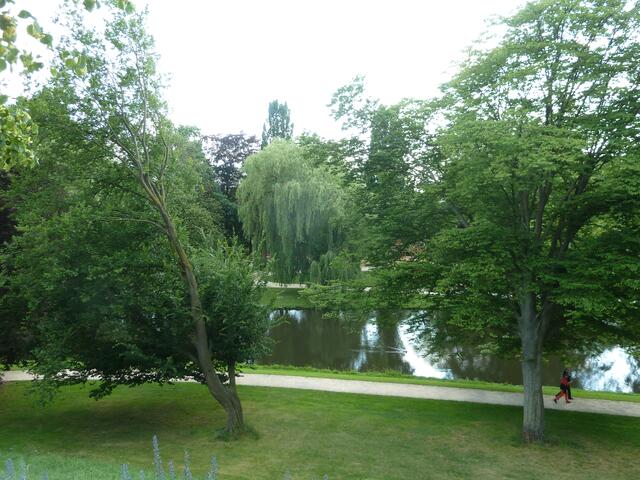 Landschaftspark mit Wassergraben.