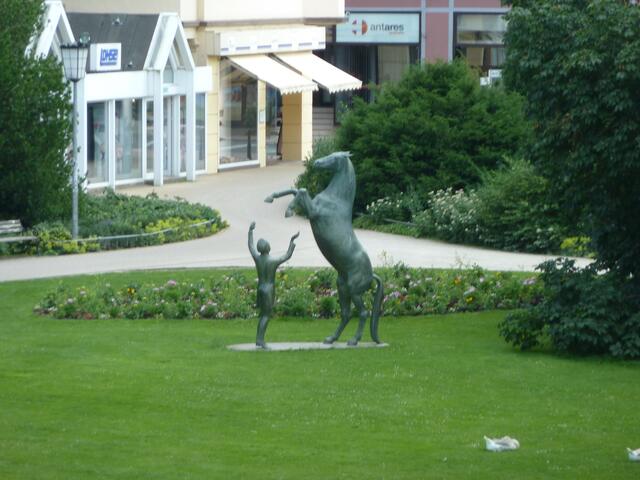 Landschaftspark mit Skulptur.