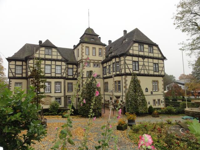 das Wasserschloss - restaur.von einem reichen Geschäftsmann