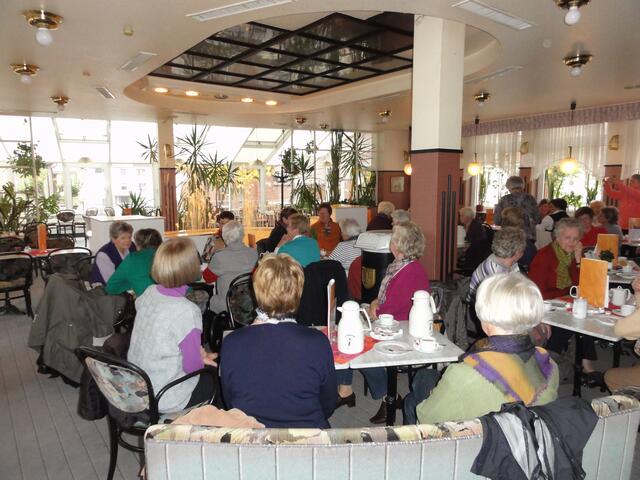 Kaffee trinken mit Wasser- und Musikberieselung