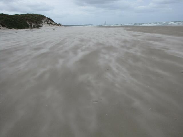 Sturm! Der Sand ist wieder unterwegs. Im Hintergrund ist Hirtshals zu erkennen.