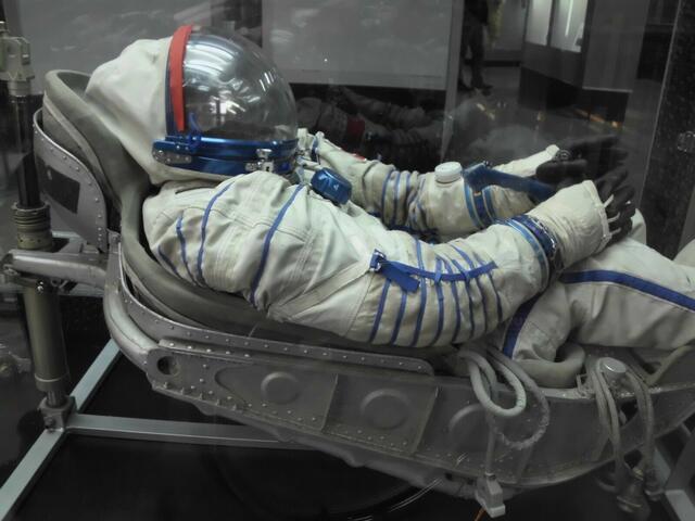 Wie in einem Kindersitz lagen die Astronauten in einem Sitz.