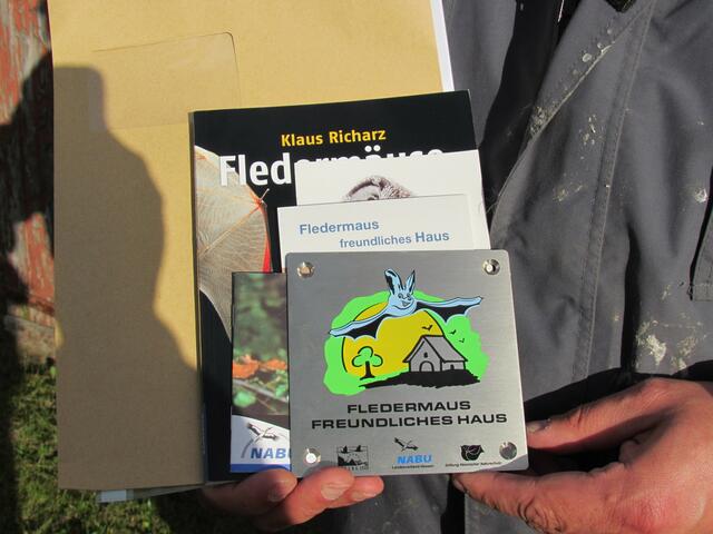 Plakette zum Fledermaus freundlichen Haus vom NABU an Herrn Hans Werner Atzenhöfer in Gldb-Mornshausen