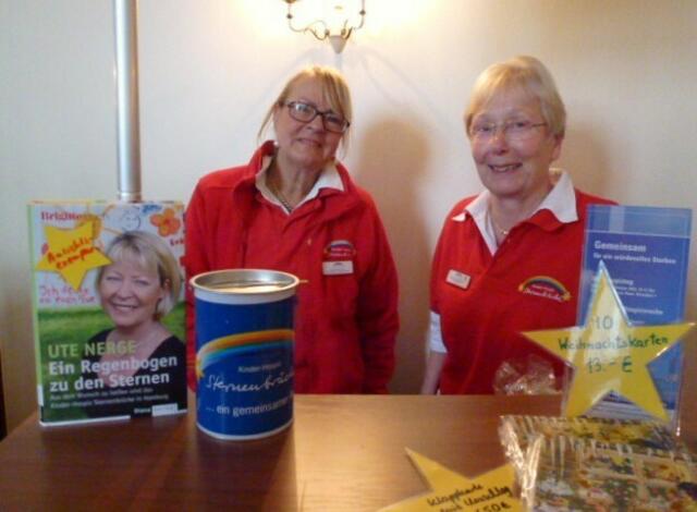 Inka Gottschalch - Christiane Westphalen - als freundliche Ansprechpartnerinnen am Infostand