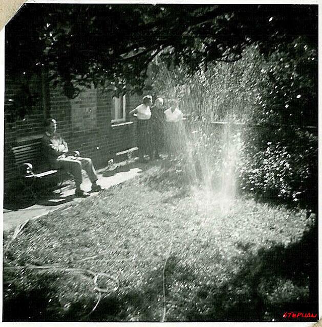 Jürgen auf Bank beim Rasen sprengen