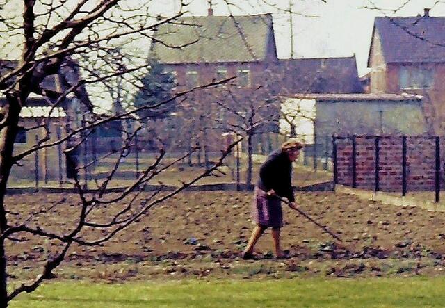 Mama bei der Gartenarbeit , heute ist hier unser Haus