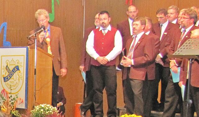Bundeschorleiter Klaus Fillsack und Rainer Kraft (2. Vors. des MGV Langenstein) ehren die aktiven Sänger für den Hessischen Sängerbund.
