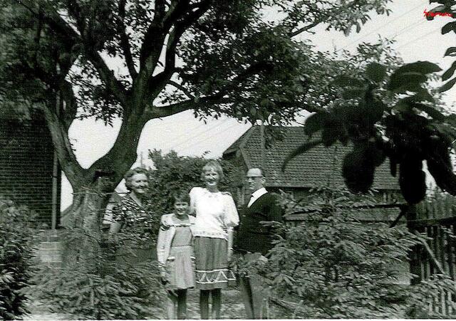 Hof Triftstraße, von links Mama, Marion, Heike, Klaus