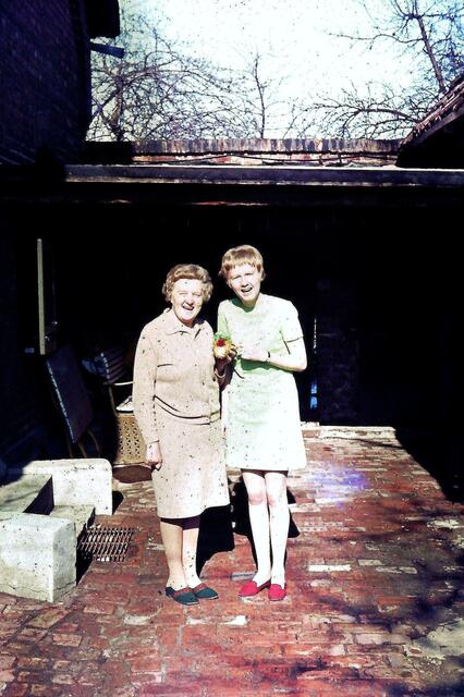 Mama %2b Heike auf dem Hof