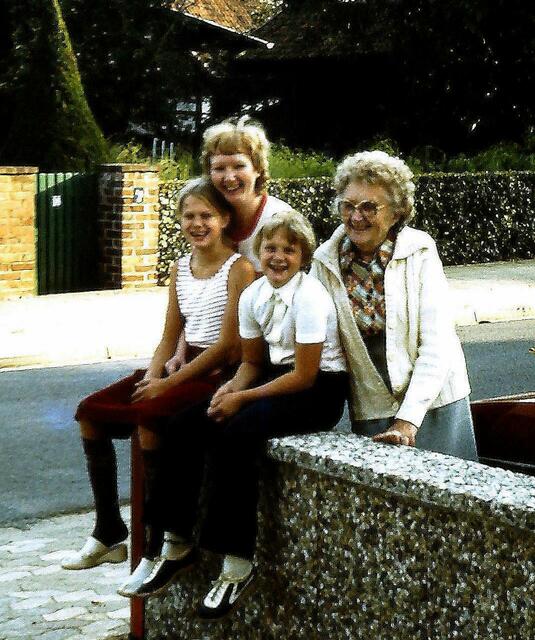 Mama, Heike und unsere Töchter Cathrin %2b Daniela an der Triftstraße
