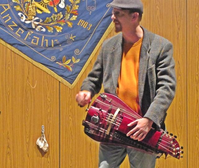 Mittelalterliche Musik auf der Drehleier von Herrn Thomas Zeuner.