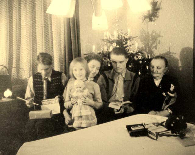 von links, Jürgen, Schwester Heike, Mama, Adolf und Großmutter Helene