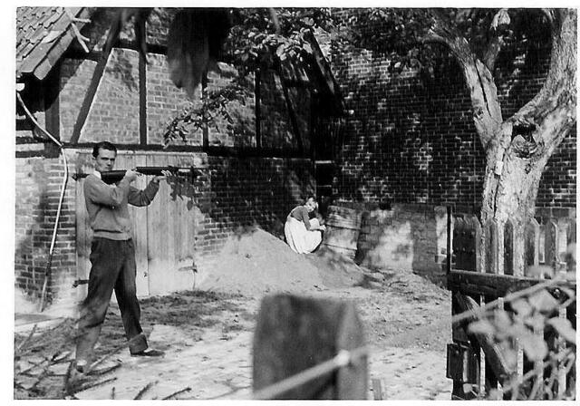 Adolf %2b Heike vor Stall + Nußbaum des HOTEL MAMA