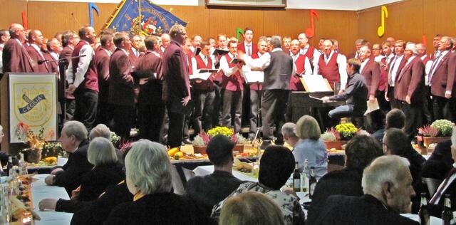 MGV Langenstein und MGV Anzefahr gemeinsam auf der Bühne - Leitung: Herr Ludwig Lauer