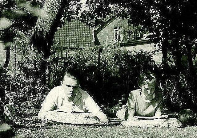 mit Schwester Heike beim Lesen im Garten