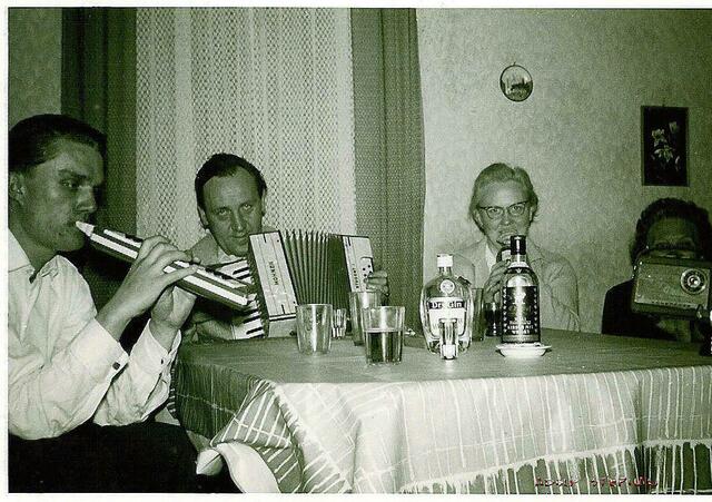 feucht, fröhliche Feier mit Nachbarn