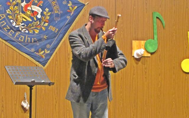Mittelalterliche Musik mit der Sackpfeife präsentiert Herr Thomas Zeuner.
