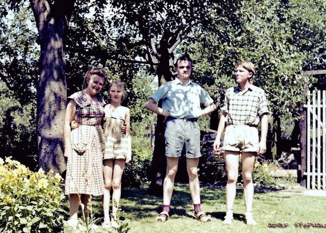 von links, Mama, Heike, Adolf, Jürgen im Garten