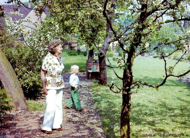 Mama %2b Enkel Jörg im Garten