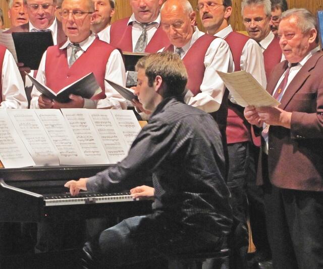 Herr Christoph Hohl begleitete die beiden Chöre MGV Langenstein und MGV Anzefahr bei den Liedern aus der Welt der Oper am Klavier.