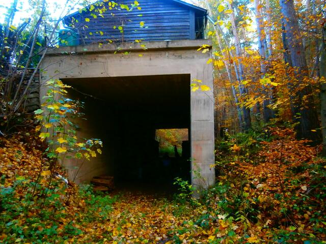 Hier verlief zu Kriegszeiten ein Bahngleis. Wofür dieser Betontunnel gebaut wurde, ist nicht geklärt. Man vermutet eine Unterstellmöglichkeit für die Lokomotive