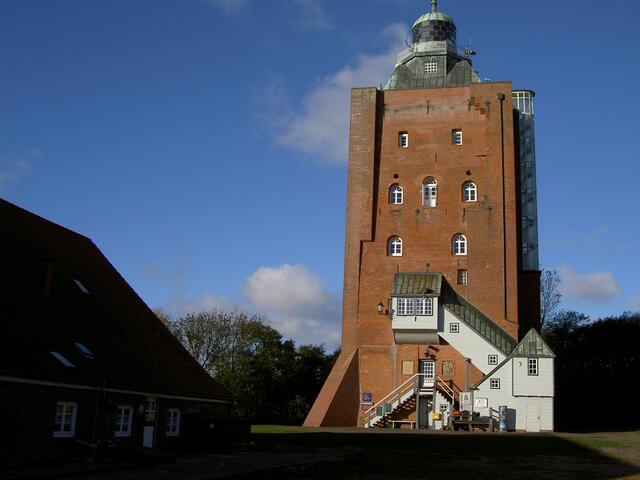 Der ist schon 700 Jahre alt und war früher ein Wehrturm .