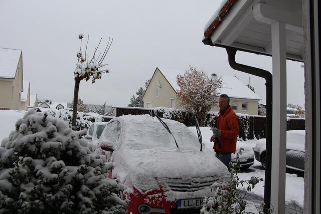 bevor Rolf unserem Besuch und uns frische Brötchen geholt hat, hat er unserer beider Auto frei geschaufelt :-))