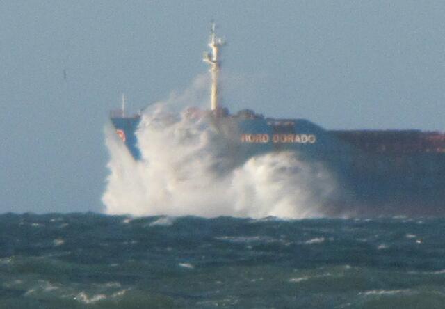 Weit draußen auf dem Skagerak: Der 250 Meter lange Frachter 'Nord Dorado' pflügt durch die Wellen.