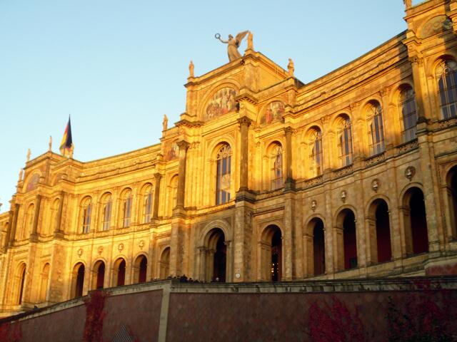 Besonders zu dieser Tageszeit lohnt es sich, zum Maximilianeum oberhalb der Isar hinaufzulaufen und vom Aufgang aus den Sonnenuntergang über der Stadt zu genießen.