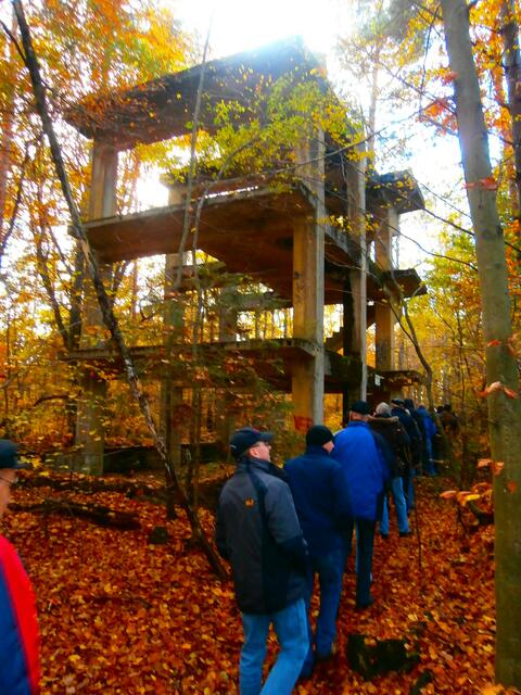 Betongerippe im Wald und beliebter Spielplatz für Kinder