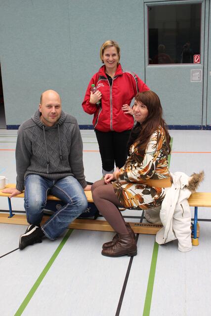 Heiko Hoppe und seine Lina schauen sich das Spiel der 1. Mannschaft an (im Hintergrund Andrea Meyer)