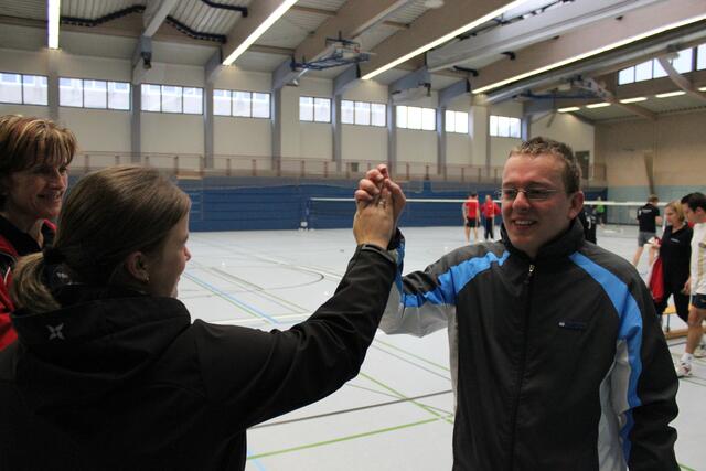 Christina Lorenz hat zwar das beste Spiel verpasst, freut sich aber mit Michael Stauner und Hilde Bietsch (hinten links) über den 6:2-Sieg gegen den TV Dillingen VI | Foto: Helga Sturz