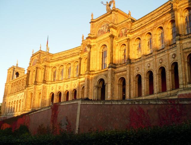 Wenn die Abendsonne auf das Maximilianeum scheint, hüllt es den Prachtbau in angenehme Gold- und Rottöne.