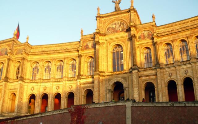 Die Stiftung Maximilianeum wurde im Jahre 1852 von König Maximilian II. von Bayern zu dem Zwecke gegründet, hochbegabten bayerischen Abiturienten ein sorgenfreies Studium an einer Münchner Universität zu ermöglichen.