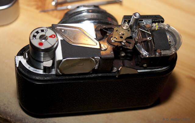 Die Auslösemechanik musste etwas überholt werden. Rechts zu sehen: Die Zeiger und die Einstellkulisse des Belichtungsmessers.