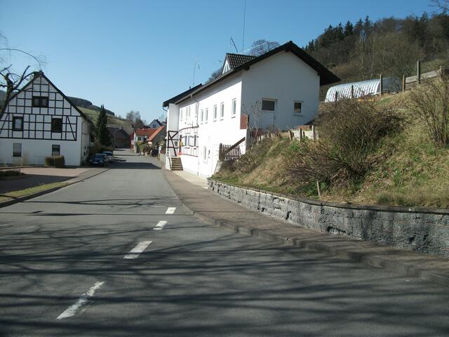 Das weiße Haus rechts ,dort bin ich die ersten 6 Jahre meines Lebens aufgewachsen.Sah damals nicht ganz so fein aus.