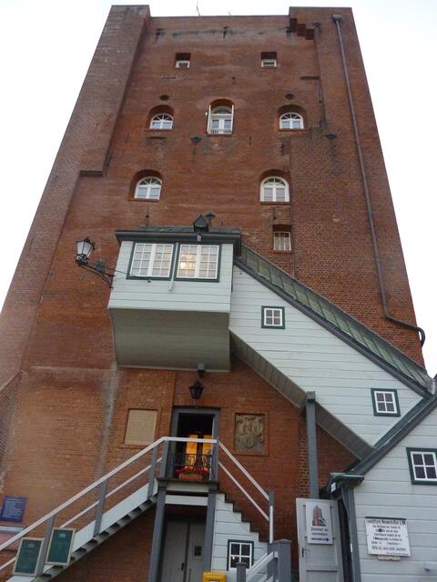 Der Eingangsbereich: Die untere Treppe führt zur Turmschänke, die obere zu den Zimmern.