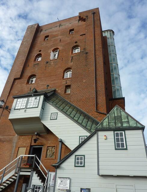 Der Anbau rechts im Bild enthält die Wendeltreppe zum Aussichtspunkt.