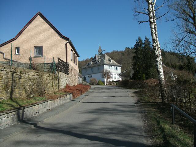Meine erste Schule,im Hintergrund, wie es früher so war ,Schule und Kirche in einem. 5 oder 6 Klassen in einem Raum !