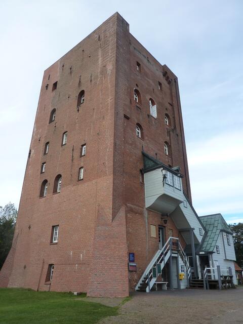 Er diente früher als Wehrturm. Auf den folgenden Infotafeln wird alles erklärt.