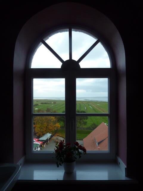 Durch das Fenster hat man einen guten Blick auf die Insel.