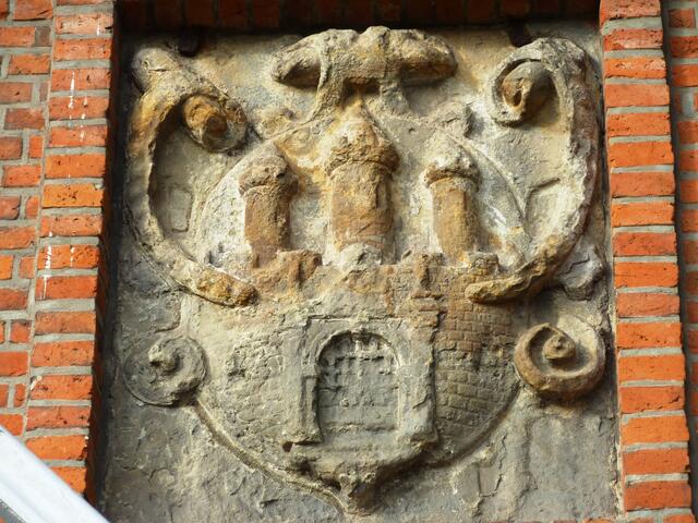 Das Hamburger Wappen ist schon etwas verwittert.