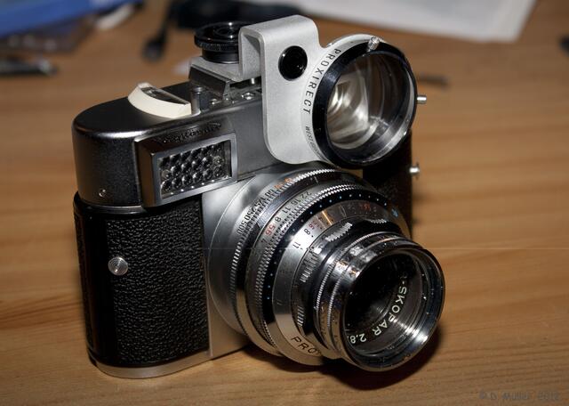 Mit der Kamera kamen u.a. zwei Focar-Nahlinsen und ein Proxirect-Naheinstellgerät.