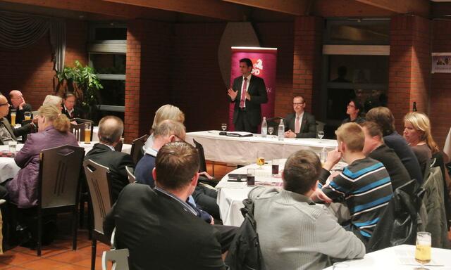 Nach den Impulsreferat zweieinhalb Stunden Diskussion über die bessere Wirtschaftspolitik in Niedersachsen!